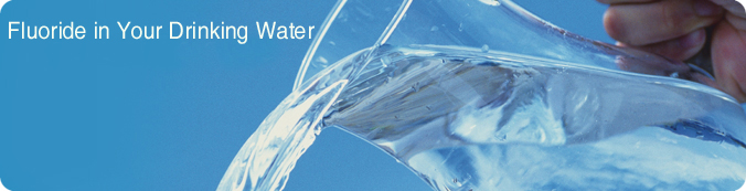 氟化物在你的饮用水横幅与水流出一个玻璃罐.